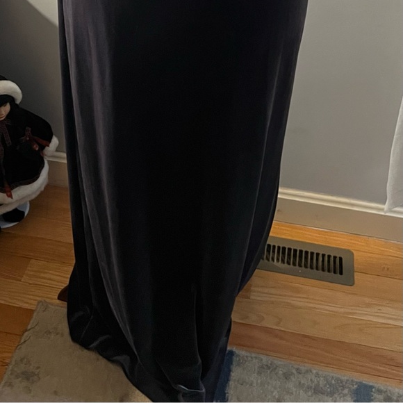 Elegant Grey Evening Dress with Leaf Embellishments - Picture 3 of 6